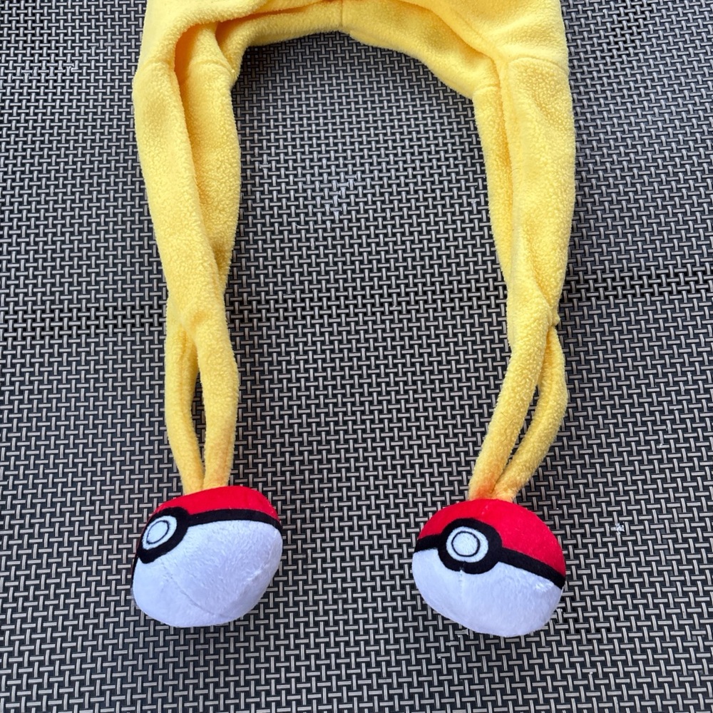 Pokémon Pikachu gotta catch them all yellow beanie hat with poke balls - Picture 2 of 7